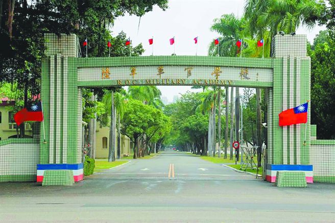 台灣新聞通訊社-軍校衛哨外包給保全 他直擊求職網站開價找人「月薪曝光」