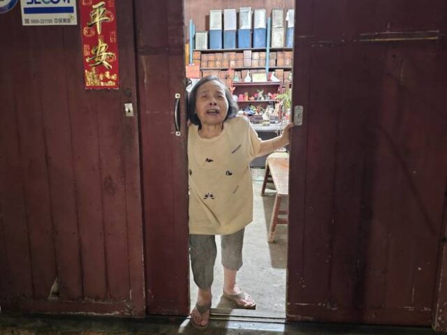 台灣新聞通訊社-獨家》2歲摔傷毀一生！128公分嬤遭霸凌80年 淚問：為什麼還活著