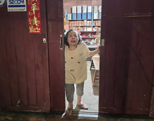 台灣新聞通訊社-獨家》2歲摔傷毀一生！128公分嬤遭霸凌80年 淚問：為什麼還活著