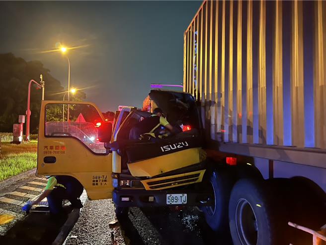 台灣新聞通訊社-五堵交流道拖吊車追撞貨櫃車　司機受困車內死亡