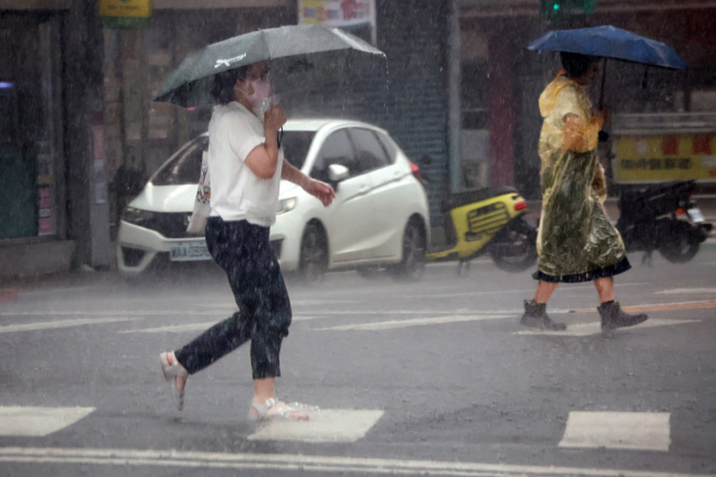 台灣新聞通訊社-天氣》不定時雷雨襲南部!大台北3地飆36度 午後防大雨
