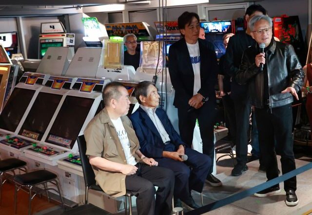 台灣新聞通訊社-黃仁勳同框「30年前大恩人」 今現身日本秋葉原：他們慷慨解囊