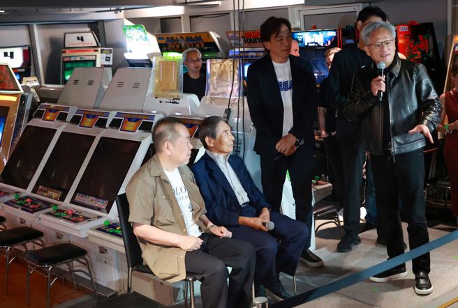 台灣新聞通訊社-黃仁勳同框「30年前大恩人」 今現身日本秋葉原:他們慷慨解囊