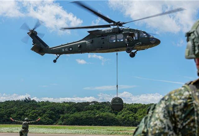 台灣新聞通訊社-聯合防禦操演！黑鷹空運M60A3戰車變速箱 驗證後勤效能。