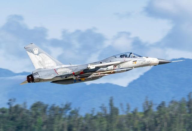 台灣新聞通訊社-空射雄三飛彈首枚實彈構型曝光  今九鵬外海試射成功