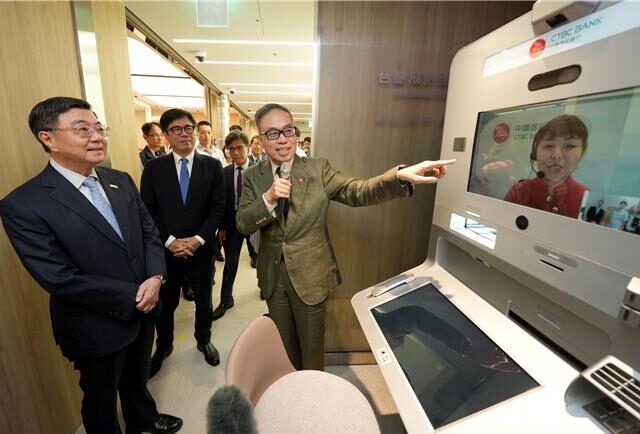 台灣新聞通訊社-肯定留財引資 卓揆視察中信銀行亞灣分行