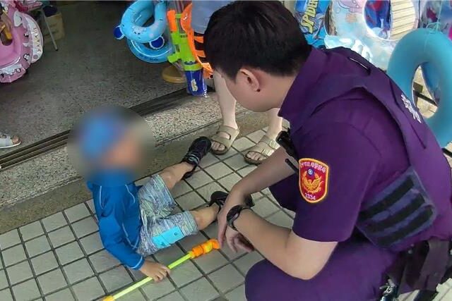 台灣新聞通訊社-台中媽出遊1打3！返車取物回頭剩二寶 走失兒吐：一刻都不想分開