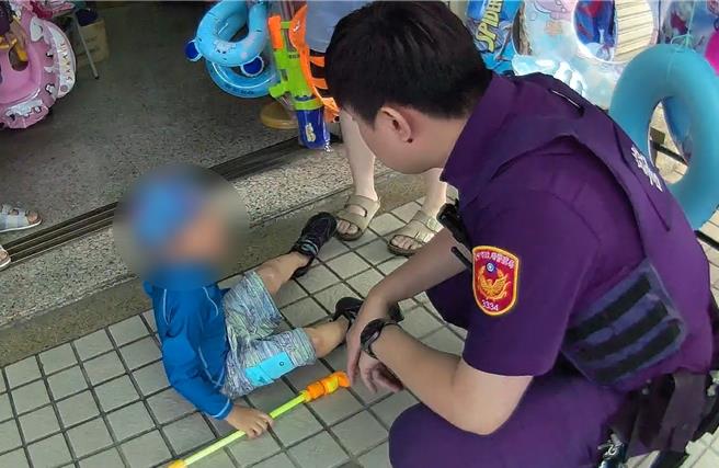台灣新聞通訊社-台中媽出遊1打3!返車取物回頭剩二寶 走失兒吐:一刻都不想分開