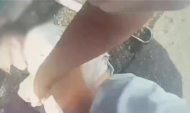 台灣新聞通訊社-婦人被騙271萬後又遭鎖定!車手激烈拒捕 警負傷逮人