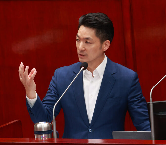台灣新聞通訊社-蔣萬安親自拜會 民眾黨響應「逼我吃毒油、逼我上街頭」