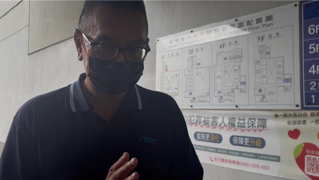 台灣新聞通訊社-致癌油再開羈押庭!中聯總經理換黑框眼鏡現身 雙手合十低頭快閃
