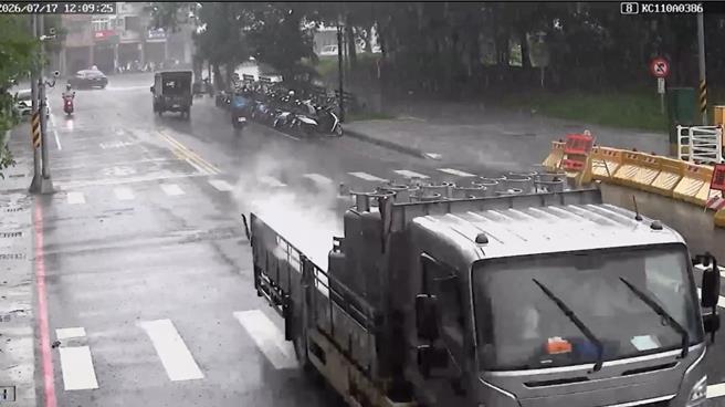 台灣新聞通訊社-高雄貨車瓦斯鋼瓶傾倒「沿路冒白煙」 駕駛繼續開慘了