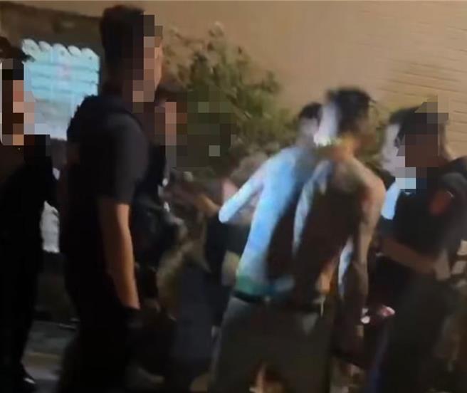 台灣新聞通訊社-「蹦闆」率眾毆人影片2警旁觀 中壢警還原始末:依法送辦