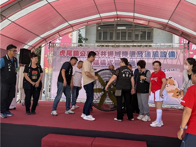 台灣新聞通訊社-真的「冷涼卡好」!雲林虎尾公所獲贈29台巨型水冷扇迎戰高溫