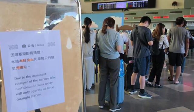 台灣新聞通訊社-萬里溪堰塞湖危機擴大 台鐵東線停駛！台東車站湧退票人潮