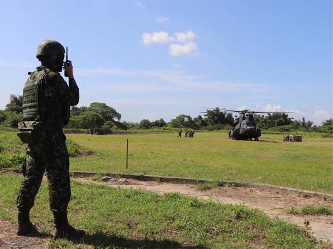 台灣新聞通訊社-陸軍演練亮點！CH-47SD直升機現身 展現「油彈預囤」新戰力