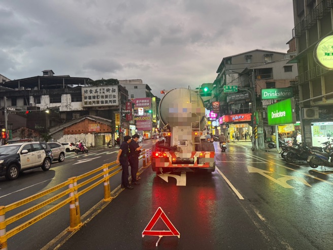 台灣新聞通訊社-「吻」上休旅車！基隆七堵水泥車司機酒駕肇事 酒測值曝光