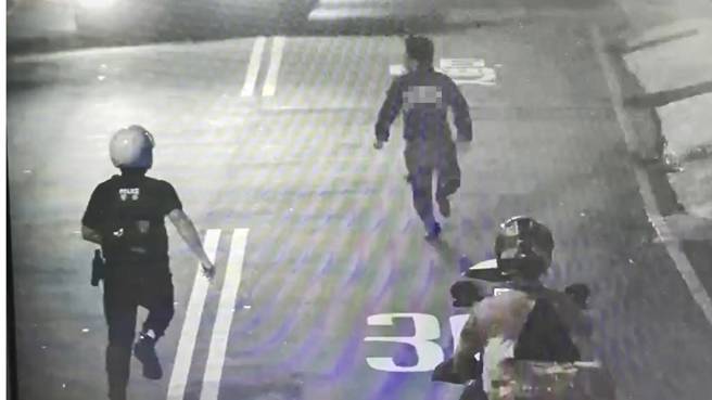 台灣新聞通訊社-桃園酒駕男拒檢狂奔120公尺 酒測值0.54恐吞13萬罰單