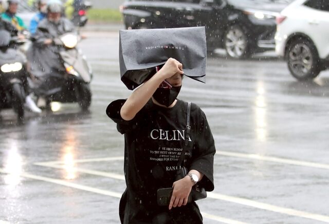 台灣新聞通訊社-快訊》下班撐傘！14縣市大雨特報 大雷雨轟雙北