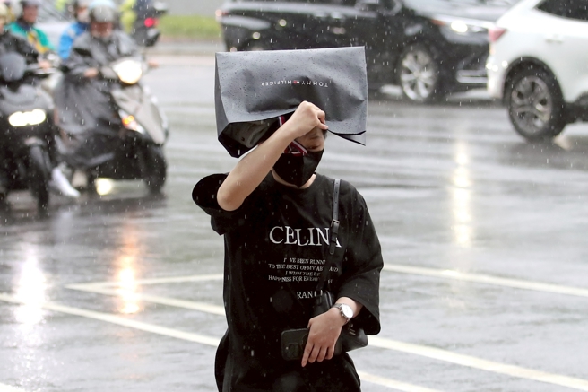 台灣新聞通訊社-快訊》下班撐傘!14縣市大雨特報 大雷雨轟雙北