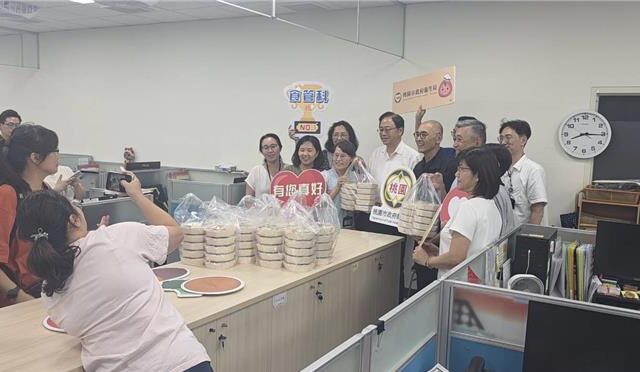 台灣新聞通訊社-颱風假兩樣情 桃園50人加班查致癌油 張善政送暖
