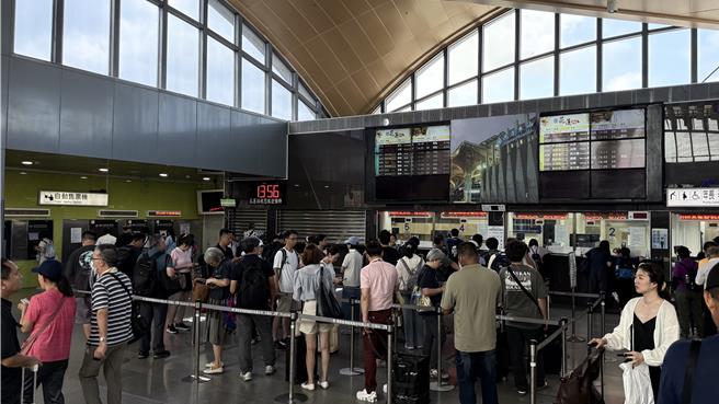台灣新聞通訊社-堰塞湖遲未溢流!台鐵停駛令急轉彎 花蓮旅客鬆口氣