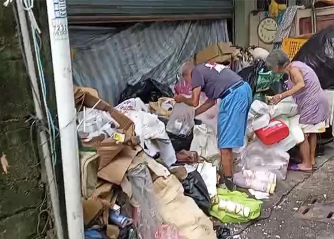 台灣新聞通訊社-老夫婦撿回收挨罰22次 遭強制清除 老翁跪地求「別清」