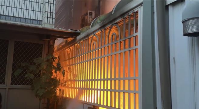 台灣新聞通訊社-台東柳州街民宅惡火! 消防員破門驚險撤出瓦斯桶