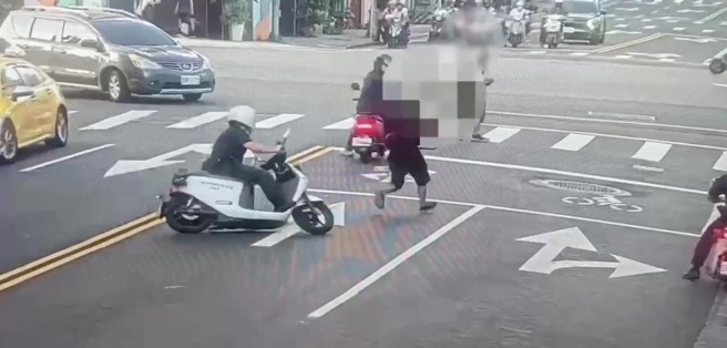 台灣新聞通訊社-萬華清晨上演驚險追逐! 男子酒後亂闖馬路遭警保護管束