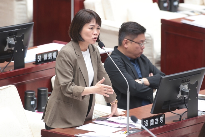 台灣新聞通訊社-蔣萬安酸簡舒培「索資佛地魔」! 公務員控一天要20萬筆資料