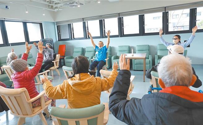 台灣新聞通訊社-長照大缺工!衛福部擬23萬外籍人力、照服員3階段投入