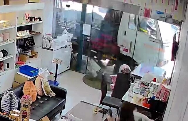 台灣新聞通訊社-竹北小貨車下橋暴衝！先撞汽機車再鏟進店面 驚險畫面曝