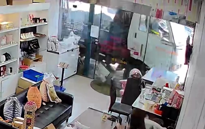 台灣新聞通訊社-竹北小貨車下橋暴衝!先撞汽機車再鏟進店面 驚險畫面曝