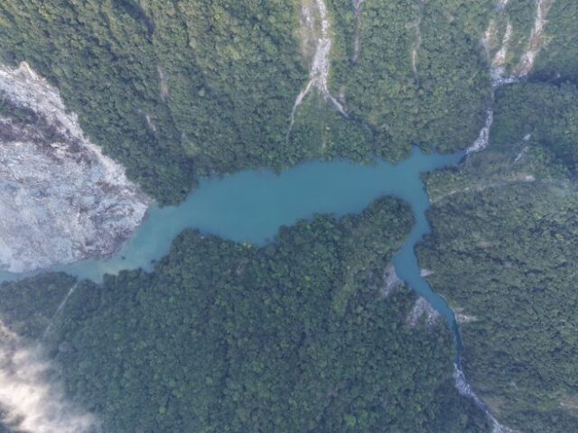 台灣新聞通訊社-萬里溪堰塞湖滿水位「隨時可能潰決」 花蓮6行政區明天停班停課