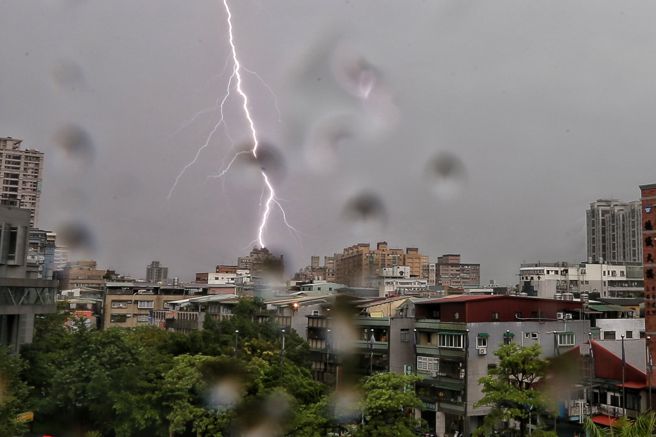 台灣新聞通訊社-天氣》2地午後雷雨！周末更悶熱 白海豚颱風增強中