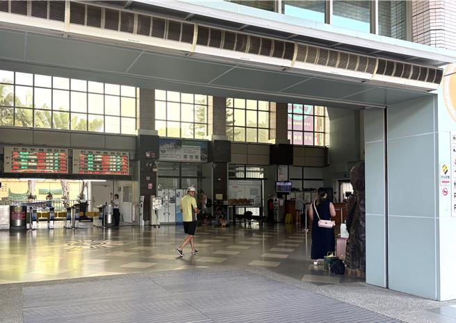 台灣新聞通訊社-設備異常就暴怒!台鐵自強號旅客怒飆「X你祖母」 鐵警將開罰