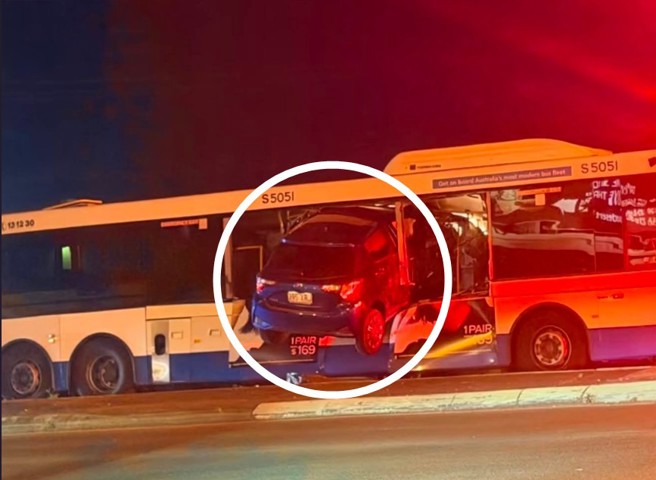 台灣新聞通訊社-豐田小鴨「高速擊穿」大巴士! 目擊者傻眼:怎麼撞的?