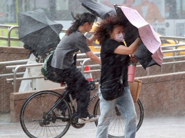 台灣新聞通訊社-巴威風雨最猛時間到 全台豪大雨 新北5縣市紫爆