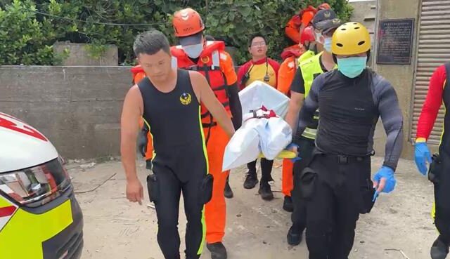 台灣新聞通訊社-萬里漁港驚見海上浮屍！刺青男卡消波塊 警追查身分釐清死因