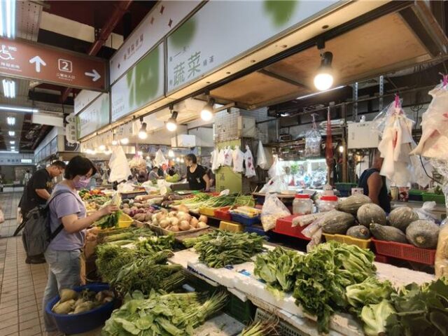 台灣新聞通訊社-「巴威」恐重創復耕菜苗！菜價回穩至少等2個月