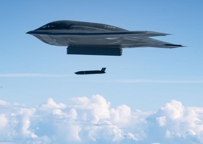 台灣新聞通訊社-美勇敢之盾26聯演 B-2首射AGM-158C「長程反艦飛彈」擊沉靶船