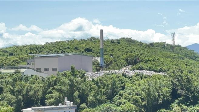 台灣新聞通訊社-小琉球1500噸垃圾山曝光！鄉民嘆：以前綠油油一片