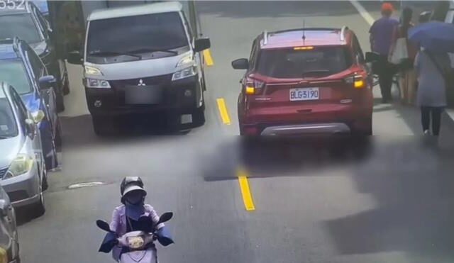 台灣新聞通訊社-驚悚片！桃園貨車不關門「沿路瘋狂甩擊」砸爆路邊車燈下場慘了