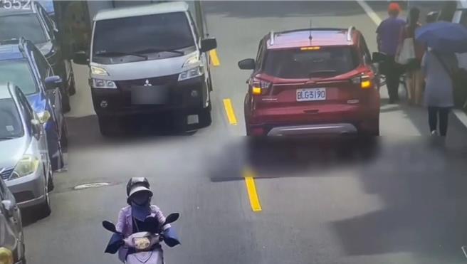台灣新聞通訊社-驚悚片!桃園貨車不關門「沿路瘋狂甩擊」砸爆路邊車燈下場慘了