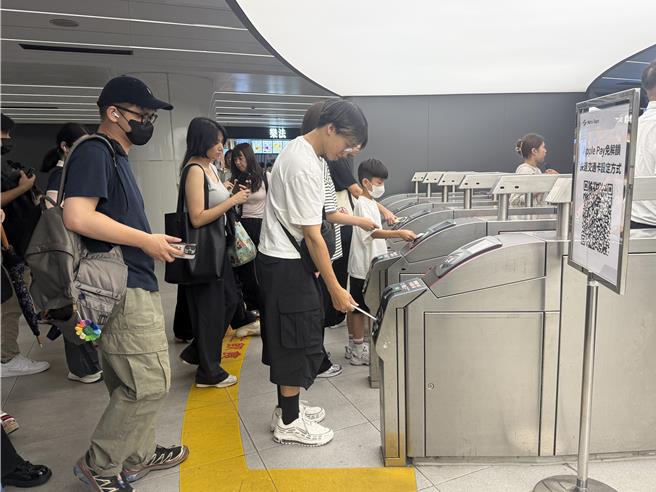 台灣新聞通訊社-北捷開放信用卡進站 Apple Pay免解鎖首日爆量 做錯1事卡關