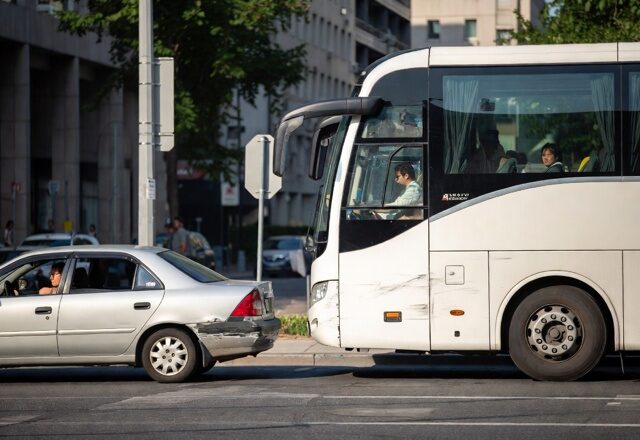 台灣新聞通訊社-載學生擦撞！司機趕時間丟「我會賠你」落跑 法官打臉：不算和解
