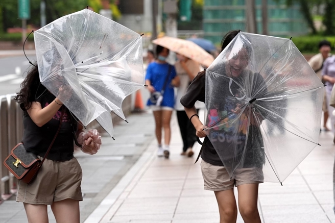 台灣新聞通訊社-七月一開始就遇雙颱 後面那顆強的「不排除撞進來」