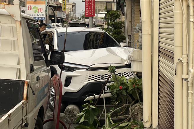 台灣新聞通訊社-驚悚畫面曝！竹南休旅車跨雙黃線「逆向撞飛機車」 60歲騎士不治