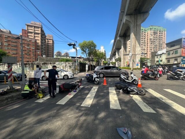 台灣新聞通訊社-新莊路口驚魂！女騎士疑闖紅燈猛撞綠燈起步機車 2人噴飛送醫