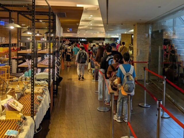 台灣新聞通訊社-颱風假變美食假 板橋大遠百鼎泰豐「候位超過200組」